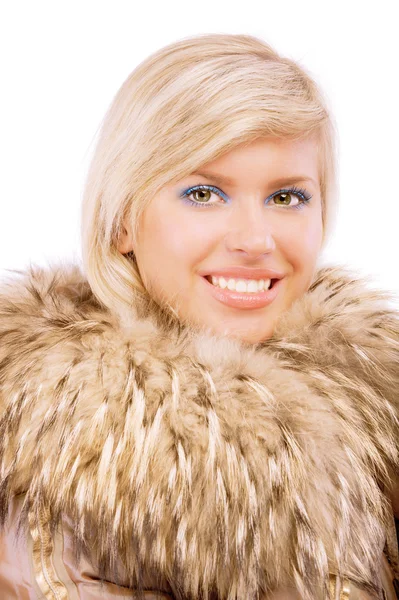 Portret van lachende blonde vrouw in bontjas — Stockfoto