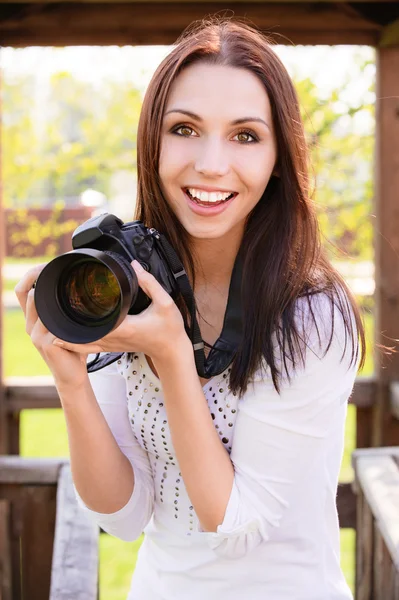 Menina bonita com câmera — Fotografia de Stock