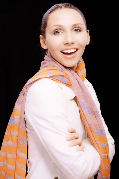 Směje se mladá žena v kabát a šátek — Stock fotografie