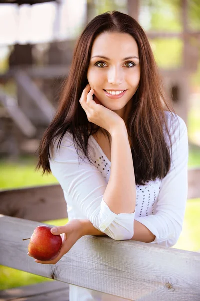 Fiatal nő almával — Stock Fotó