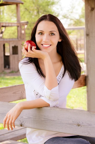 有苹果的年轻女人 — 图库照片