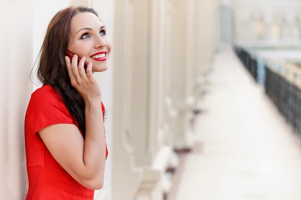Woman speaks by phone — Stock Photo, Image
