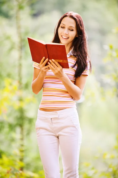 Härlig ung kvinna läser bok — Stockfoto