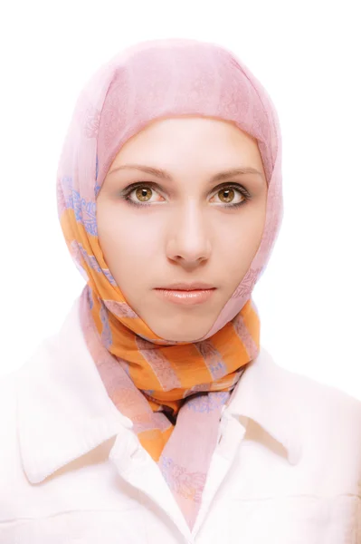 Menina bonita em casaco e lenço de cabeça — Fotografia de Stock