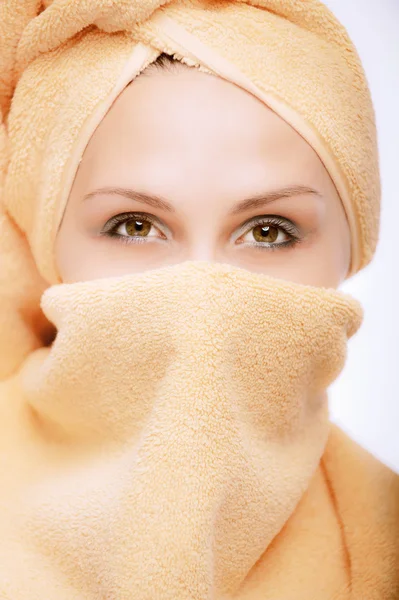 Женщина, с намотанной на полотенце головой — стоковое фото