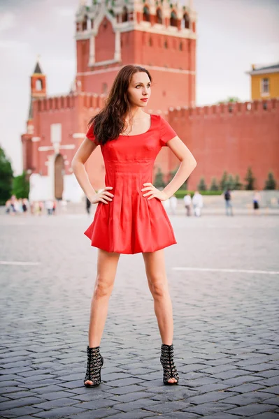 Młoda kobieta na placu czerwonym. — Zdjęcie stockowe