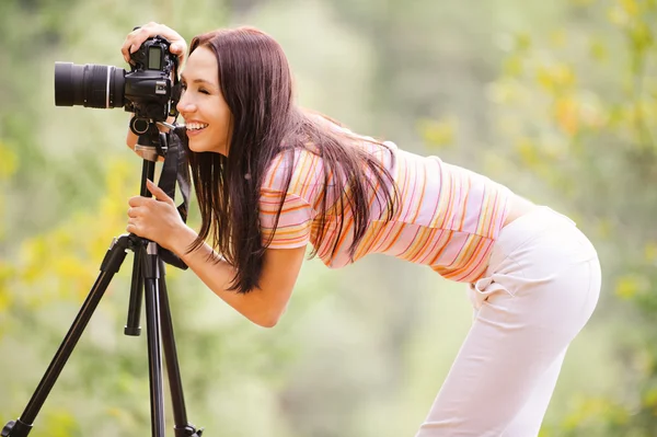 Красивая девушка с камерой — стоковое фото