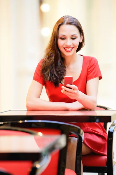 Girl reads sms on phone — Stock Photo, Image