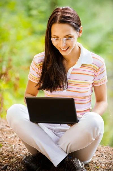 Młoda piękna kobieta z laptopem — Zdjęcie stockowe
