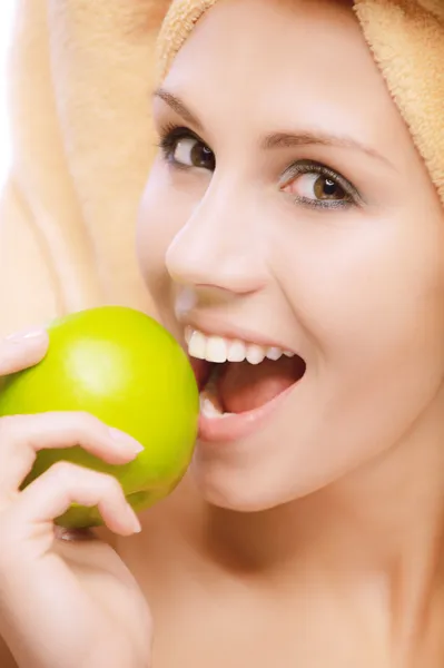 Красивая девушка кусает яблоко — стоковое фото