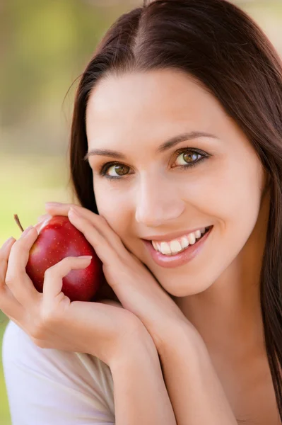 Молодая женщина с яблоком — стоковое фото