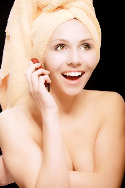 Kobieta po kąpieli mówi na telefon — Zdjęcie stockowe