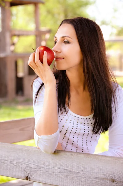 Mujer joven huele manzana —  Fotos de Stock
