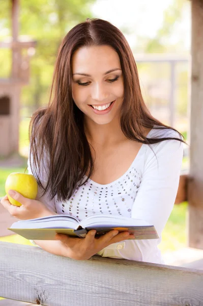 Long-haired girl reads book — Stock Photo, Image