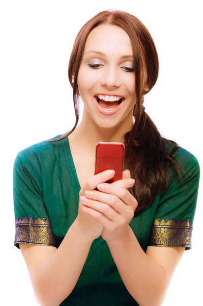Skrattar ung kvinna läser sms — Stockfoto