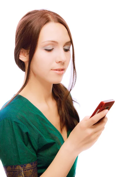 Ung kvinna läser meddelandet — Stockfoto