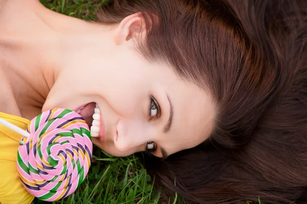 迷人的女孩用糖糖果 — 图库照片
