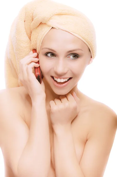 Vrouw na bad op telefoon spreekt — Stockfoto