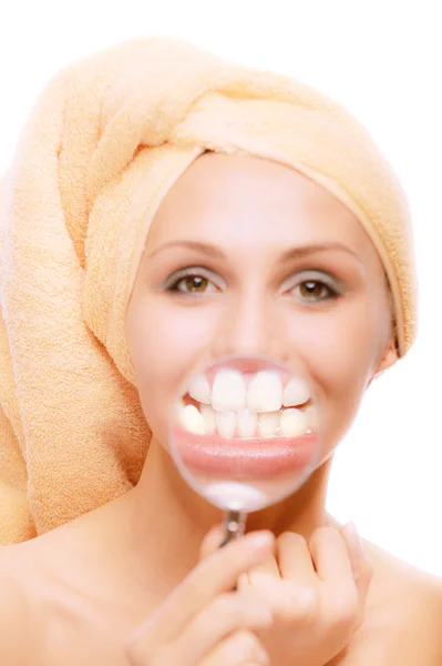 Красивые зубы молодой девушки — стоковое фото