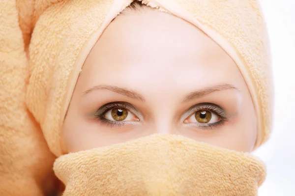 Mulher, com ferida de toalha na cabeça redonda — Fotografia de Stock