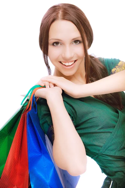 Mladá krásná usměvavá žena s nákupy — Stock fotografie