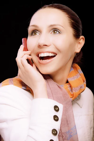Lachende meisje om te bellen via de telefoon — Stockfoto