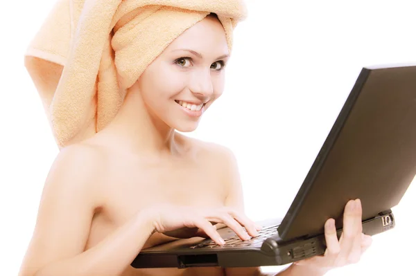 Mulher alegre após o banho funciona no laptop — Fotografia de Stock