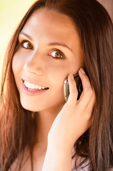 Ung flicka talar via telefon — Stockfoto