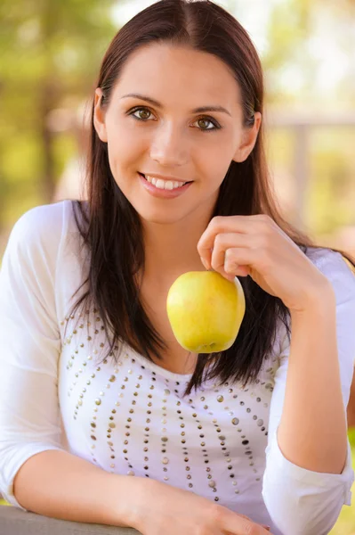 リンゴを持つ若い女性は — ストック写真