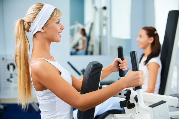 Flickor som tränar på gym — Stockfoto