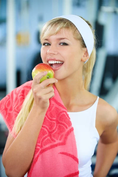 ผู้หญิงกินแอปเปิ้ล — ภาพถ่ายสต็อก