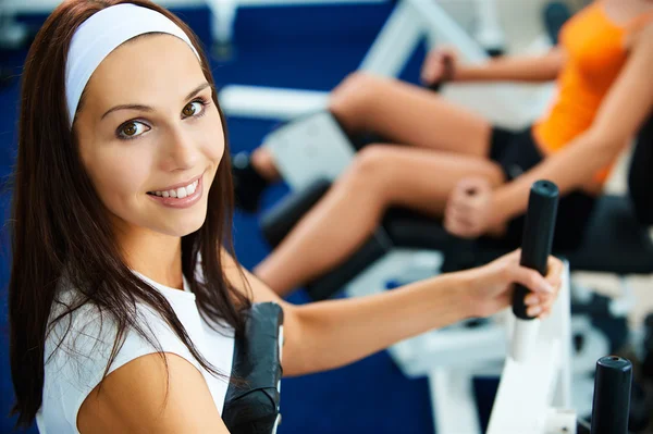 Spor salonunda egzersiz yapan kızlar — Stok fotoğraf