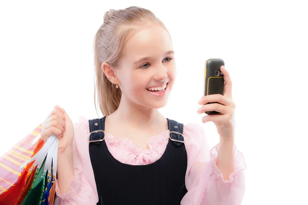 Молодая девушка с покупками и телефоном — стоковое фото