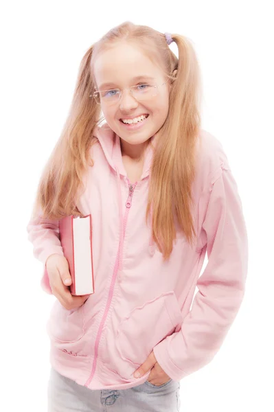 Jonge lachende schoolmeisje houdt leerboek — Stockfoto