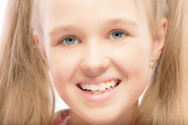 Portret van jonge mooie schoolmeisje close-up — Stockfoto