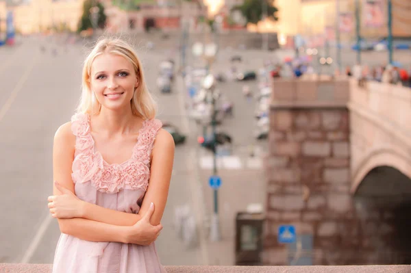Glimlachend meisje tegen grote stadsplein — Stockfoto