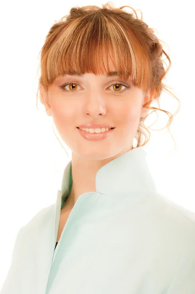 Портрет улыбающейся девушки в лиловом плаще — стоковое фото