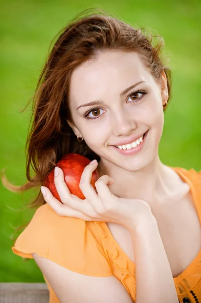 Ragazza con mela rossa — Foto Stock