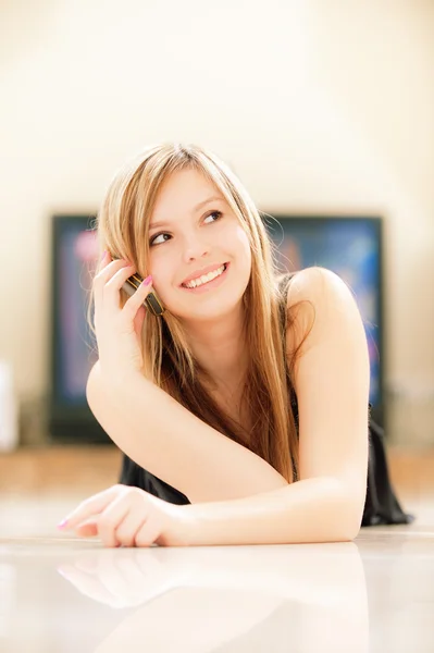 Smiling girl speaks by phone — Stock Photo, Image