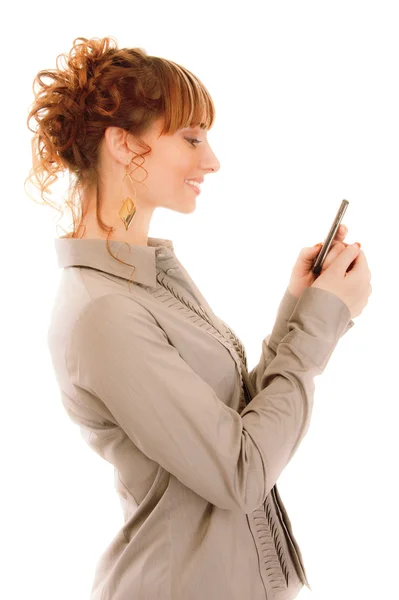Profil av ung kvinna som läser via telefon — Stockfoto
