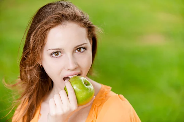 Menina com maçã verde — Fotografia de Stock