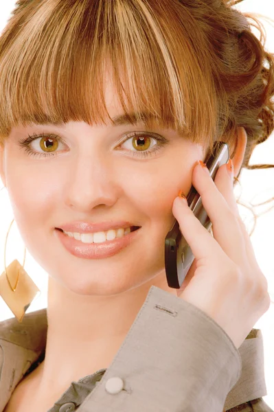 Молода жінка, яка розмовляє по телефону — стокове фото