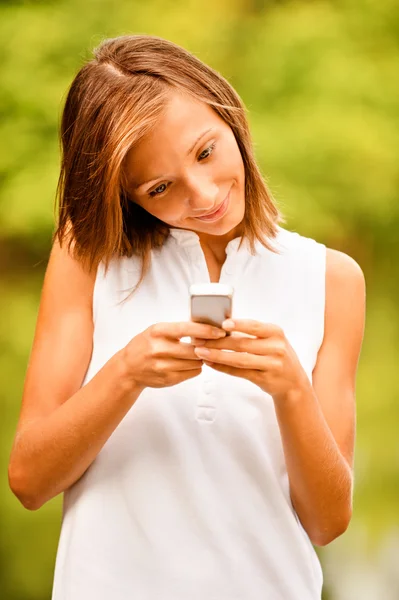 Portret van mooi meisje met telefoon — Stockfoto