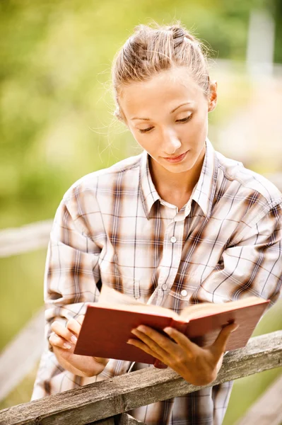 Kız öğrenci okuma kitabı — Stok fotoğraf