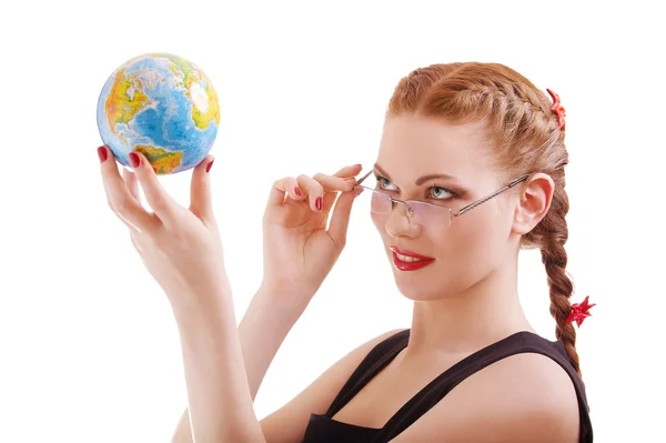 Rödhårig tjej med globe — Stockfoto