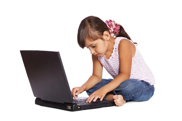 Девочка с ноутбуком — стоковое фото