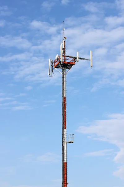 Mobiele telefoon transmissie toren — Stockfoto