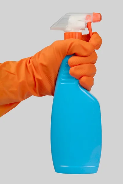 Behandschuhte Hand mit Plastikflaschenspray — Stockfoto