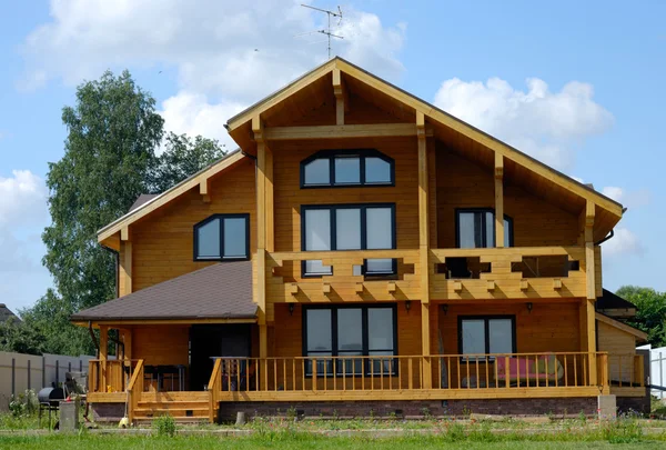 Casa de madeira grande — Fotografia de Stock