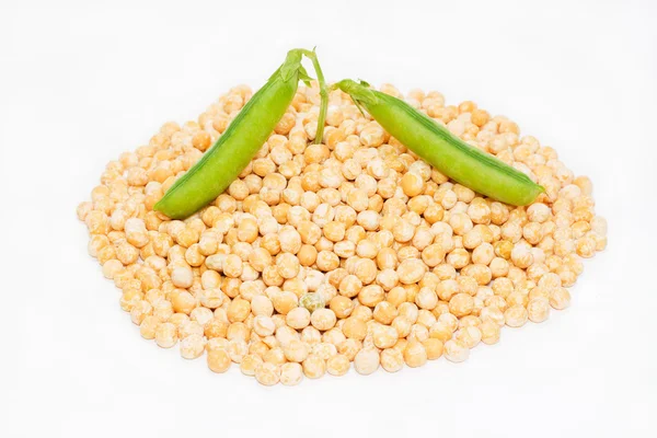 緑色のさやと乾燥エンドウ豆 — ストック写真